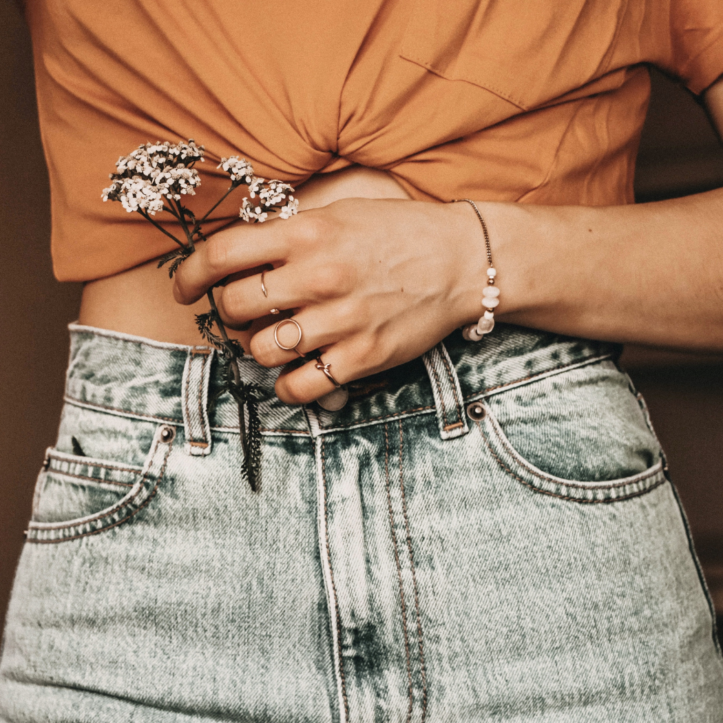 Gdzie kupić mom jeans? Zdradzamy, w jakich sklepach znajdziesz idealne spodnie o tym kroju